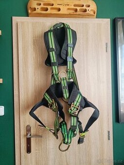 Celotělový lezecký postroj úvazek kratos safety