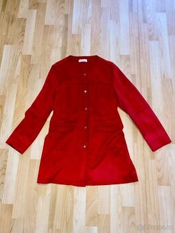 Krásný červený kabátek