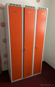 Kovová šatní skříňka 3-dílná, oranžová + 3x zámek - Nová