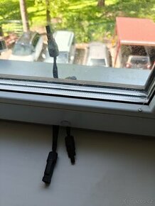 Plochý solární kabel včetně koncovek - propojení přes okno,