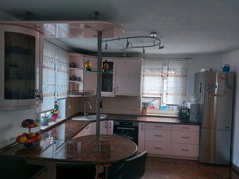 moderní kuchyňská linka se spotřebiči