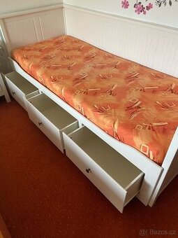 Postel IKEA HEMNES – jako nová, s kvalitní matrací