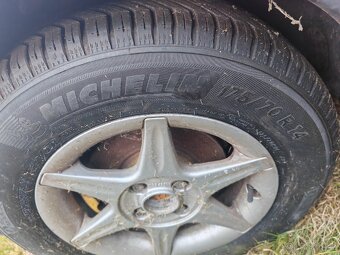 Pěkné celoroční Michelin 175/70/R14 na AL kolech