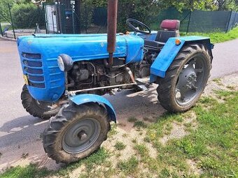 Traktor Zetor 3012 do sadu a vinic.