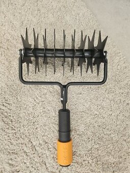 Fiskars QuikFit provzdušňovač trávníku