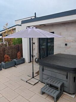 Slunecnik se stojanem a dlazdicemi (prumer 280 cm)