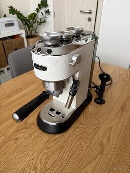 Pákový kávovar Delonghi Dedica