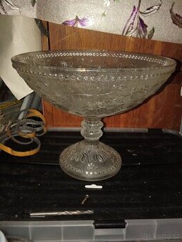 Skleněná mísa na nožce