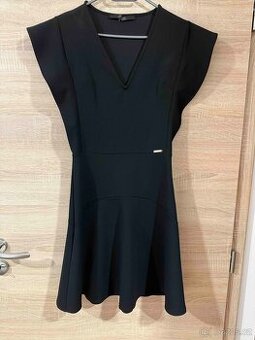 Černé šaty GUESS s volány - 1