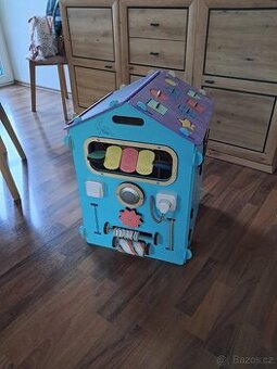 Activity board - domeček