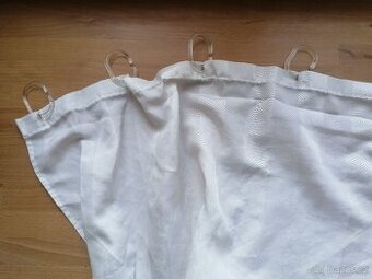 2 bílé sprchové závěsy