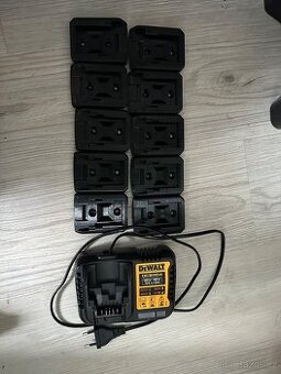 Nabíječka Dewalt + držáky na akumulátory