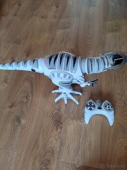 Dinosaurus na ovladaní
