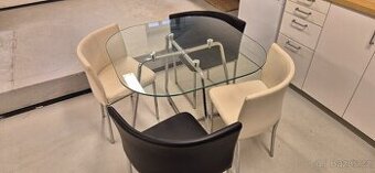 Jídelní stůl se skleněnou deskou a židlemi