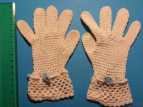 Starožitné háčkované dívčí rukavičky.