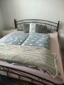 Krásná manželská postel