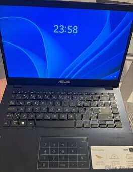 Zánovní notebook Asus + powerbanka