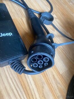 Přenosná nabíječka pro elektromobil Jeep
