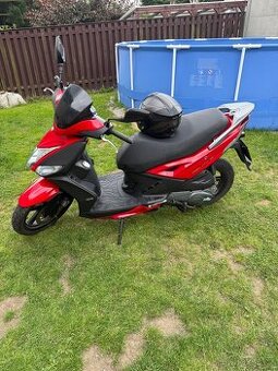 Skútr Kymco Agility 16+ včetně helmy