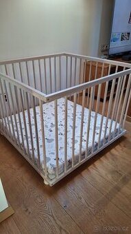 Dřevěná dětská ohrádka