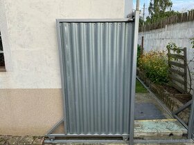 Železná branka na kolejnici