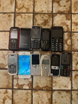 Sada 11 Starých Mobilních Telefonů