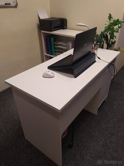 Kancelarsky stul a regal