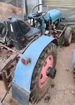 Traktor s motorem ZETOR 25