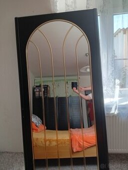 Prodám tři zrcadla.