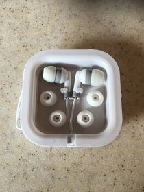 Sada různých sluchátek