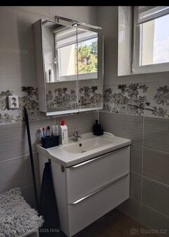 Koupelnová skříňka se zrcadlem