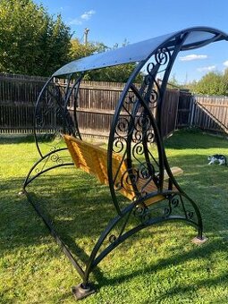 Zahradní houpačka s kovanými prvky a stříškou