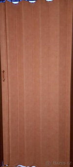 Koženkové shrnovací dveře