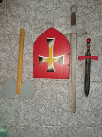 Dřevěné meče, sekyra, štít pro rytíře