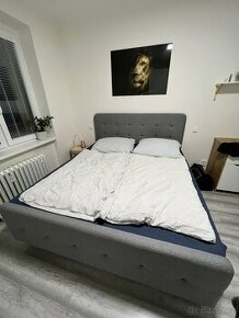 Čalouněná postel 180x200 s deskovým roštem
