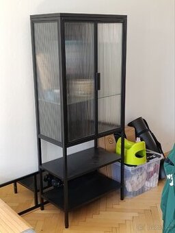 Vitrína se skleněnými dveřmi z IKEA - MOSSJÖN