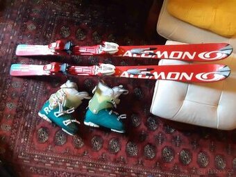Prodám dětské lyže Salomon 144cm a lyžařské boty Rossignol