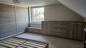 Ložnice s vestavěnou skříní
