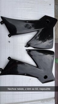 Plasty u nádrže z ktm sx 02