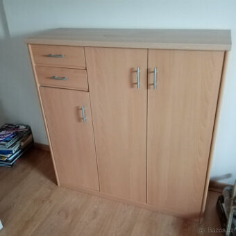 skříňka kombinovaná s dvířky a zásuvkami