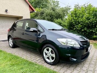 Toyota Auris 1.33i 73kW, ČR, 9/2011, 2.maj. Nové STK