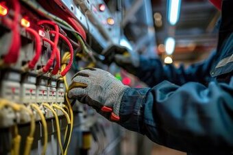 HLEDÁME ELEKTRIKÁŘE A POMOCNÉ ELEKTRIKÁŘE