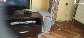 Jedna polička dvě skříně a stolek pod tv