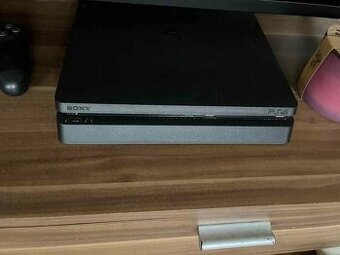 PS4 Slim s ovladačem
