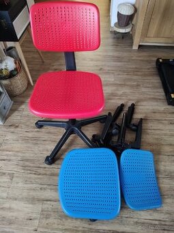 Dětská otočná židle.