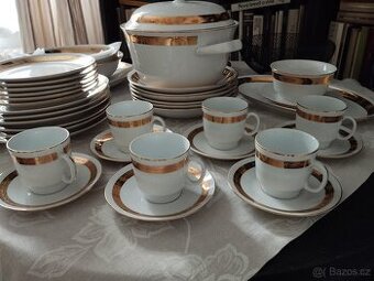 Porcelánový kávový servis se zlatým proužkem