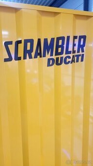 Kovová stěna a podstavec na motocykl Ducati Scrambler