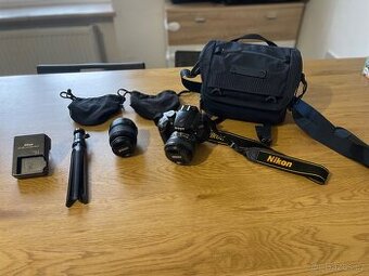 Nikon 3200 + dva objektivy + brašna + stativ