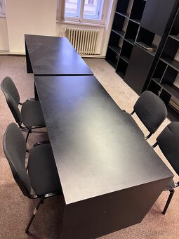 Černý kancelářský stůl a přídavný stolek