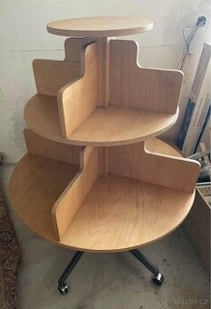 Otáčivý políčkový stojan na kolečkách